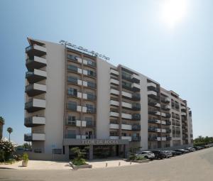 an image of the front of a hotel building at Flor Da Rocha in Portimão