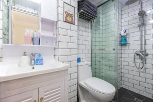 une salle de bain avec toilettes, lavabo et douche dans l'établissement Wuhan Wuchang·Hualin Huabu Lane· Locals Apartment 00142780, à Wuhan 33 autres photos
