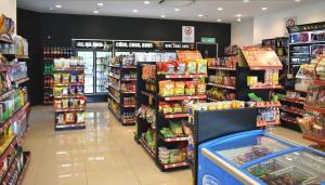Supermarket nebo jiné obchody v  penzionu nebo okolí