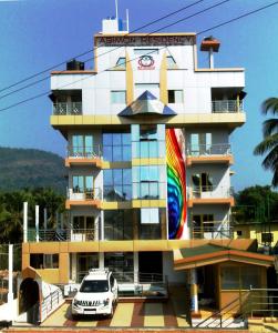 um edifício com um carro estacionado em frente em Abimon Residency Kollur em Kollur