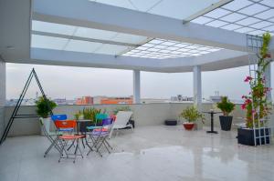 d'un balcon avec des chaises, une table et des plantes en pot. dans l'établissement THE MONDAY Apartment, à Hô-Chi-Minh-Ville