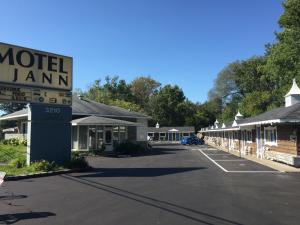 una señal de motel frente a un estacionamiento en Motel Jann en Quebec