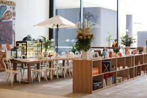 Un restaurante u otro lugar para comer en Art Series - The Larwill Studio