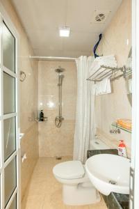 een badkamer met een toilet en een wastafel bij HaLong Starlight Inn & Travel in Ha Long