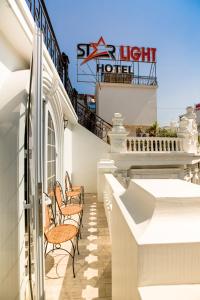 een rij stoelen aan de zijkant van een hotel bij HaLong Starlight Inn & Travel in Ha Long