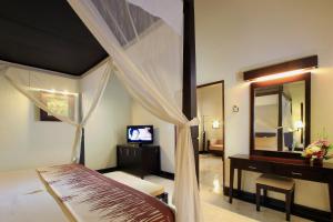 TV a/nebo společenská místnost v ubytování The Lagoon Bali Pool Hotel and Suites