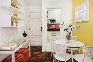 cocina y comedor con mesa y sillas en Fabi´s Home - Copacabana, en Río de Janeiro