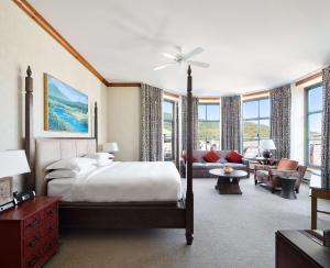Un pat sau paturi într-o cameră la Park Hyatt Beaver Creek Resort and Spa, Vail Valley