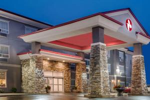 un hotel frente a un edificio por la noche en Ramada by Wyndham Moose Jaw, en Moose Jaw