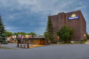 Gallery image of Days Inn by Wyndham Renfrew Conference Centre in Renfrew