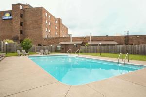 Piscine de l'établissement Days Inn by Wyndham Renfrew Conference Centre ou située à proximité