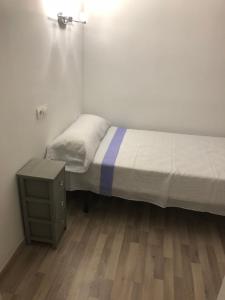 ベニドルムにあるApartamento Asuncionの小さなベッドルーム(ベッド1台、ナイトスタンド付)