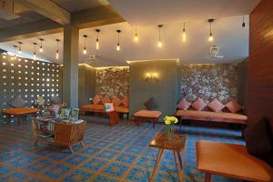 een lobby met banken en tafels in een gebouw bij Central Corner d'Angkor in Siem Reap +94 foto's