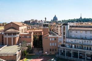 eine Luftansicht einer Stadt mit Gebäuden in der Unterkunft Expeditus VATICAN Luxury Suites SAINT PETER'S VIEW in Rom