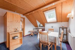 een keuken en eetkamer met een tafel en stoelen bij Alpin Apart Maurer in Längenfeld