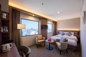 Postel nebo postele na pokoji v ubytování Kawasaki Nikko Hotel