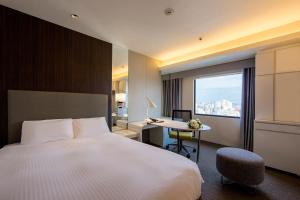 Postel nebo postele na pokoji v ubytování Kawasaki Nikko Hotel