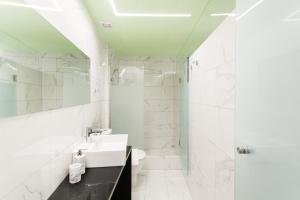 ein Bad mit einem Waschbecken, einem WC und einer Dusche in der Unterkunft Greece U Around Athens Thissio Suites in Athen