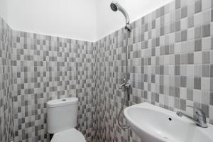 une salle de bain avec toilettes et lavabo dans l'établissement RedDoorz near Sam Ratulangi Airport Manado, à Manado