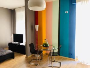 jadalnia ze szklanym stołem i krzesłami w obiekcie Smart House Bologna Centro w Bolonii