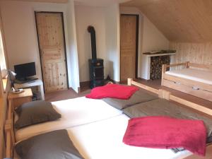 1 Schlafzimmer mit 2 Betten und einem Holzofen in der Unterkunft U Kryštofa in Luže