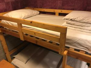 Krevet ili kreveti na kat u jedinici u objektu New Garden Hostel