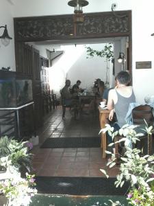 un grupo de personas sentadas en una mesa en un restaurante en Secret Palace Guest house, en Galle
