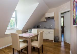 - une cuisine et une salle à manger avec une table et des chaises dans l'établissement Remise Thurn, à Heroldsbach