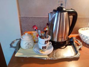 a coffee pot on a tray with a cup of toothbrushes at Gospodarstwo u Krakusa in Doboszowice