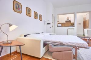 a bedroom with a bed and a table and a chair at Il Silenzioso in Pisa
