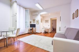 a living room with a couch and a table at Il Silenzioso in Pisa
