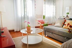 a living room with a couch and a table at Bilbao Puente Colgante in Portugalete