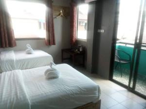 Ein Bett oder Betten in einem Zimmer der Unterkunft Thapae Gate Lodge