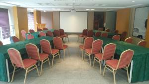 a conference room with a long table and chairs at Jinjiang Inn Guangzhou Pazhou Complex in Guangzhou