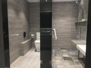 Uma casa de banho em Nathan Hotel