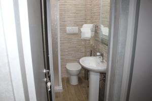 a small bathroom with a sink and a toilet at Bed & Breakfast San Marco in Taranto