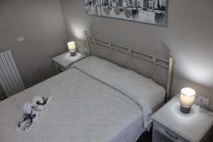 sypialnia z łóżkiem i dwoma szafkami nocnymi z dwoma lampkami w obiekcie Bed & Breakfast San Marco w mieście Tarent +11 zdjęć