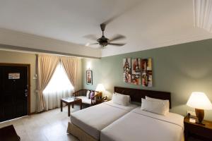 Ein Bett oder Betten in einem Zimmer der Unterkunft Frangipani Langkawi Resort