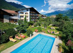 vista aerea di un hotel con piscina di Garni-Hotel Tritscherhof a Tirolo