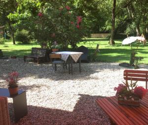 a picnic table and benches in a park at House Apricot in Krefeld