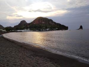 una spiaggia con una montagna in acqua di Case Vacanze Levante a Vulcano