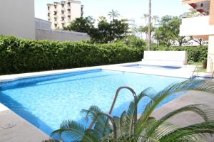 een zwembad in het midden van een gebouw bij Apartamento Playa Fontanilla in Marbella