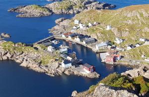 eine Luftaufnahme einer kleinen Insel in einem Gewässer in der Unterkunft aurora suite in Nyksund