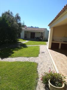 a backyard of a house with some plants in a yard at Agriturismo Salmarina in Abbiadori