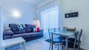 a living room with a couch and a table at Estudio Centro de Alvor in Alvor
