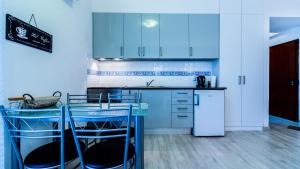 Η κουζίνα ή μικρή κουζίνα στο Estudio Centro de Alvor +3 φωτογραφίες