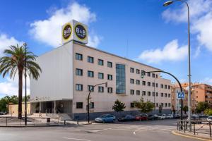 un edificio con una torre de reloj encima en B&B HOTEL Granada Estación, en Granada