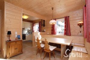 una cocina con una gran mesa de madera y sillas en Haus Servus, en Klösterle am Arlberg