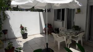 patio con ombrellone, tavolo e sedie di Dimos a Salonicco