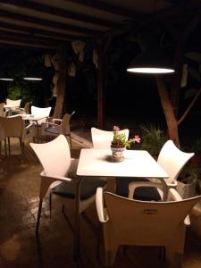 una mesa y sillas en un patio por la noche en Camping Santa Clara, en Altea